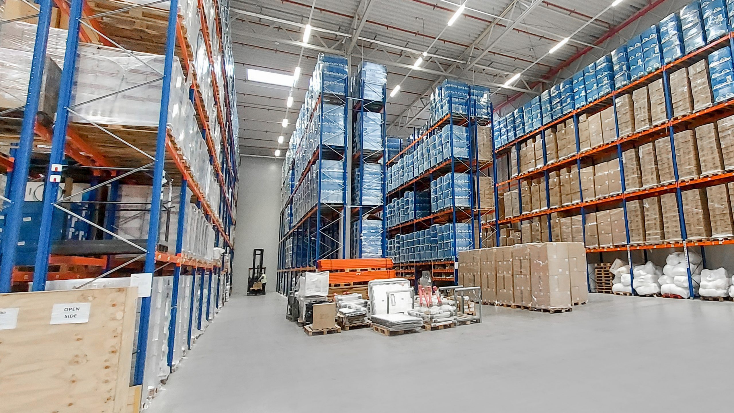 Warehouse Shopping: How People Save during the Global Economic Crisis in 2022