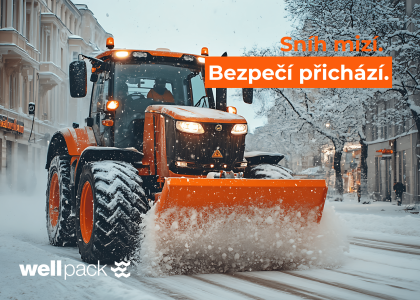 Traktor s oranžovou radlicí odhrnuje sníh v centru města – zimní údržba Wellpack