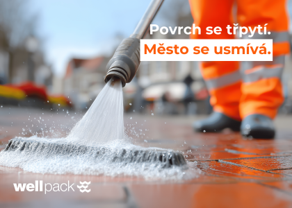 Čištění městské dlažby vysokotlakým čističem – pracovník v oranžové vestě, Wellpack.