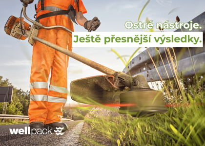 Pracovník v oranžové reflexní kombinéze seká trávu křovinořezem u silnice – Wellpack