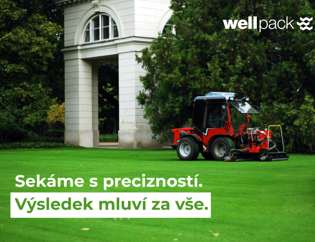 Sekání trávy profesionálním strojem u historické stavby – Wellpack, precizní péče o zeleň