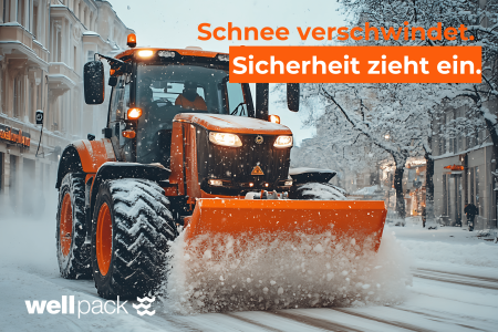Traktor mit orangefarbener Schneeschaufel räumt Schnee im Stadtzentrum – Winterdienst von Wellpack