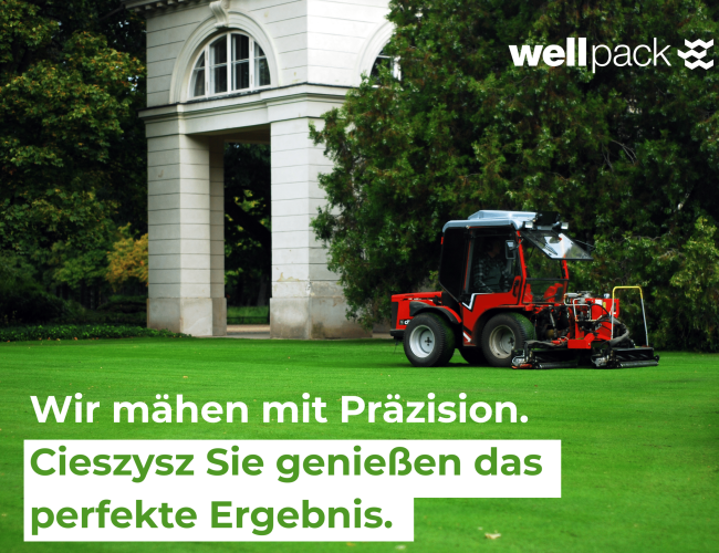 Rasenmähen mit professioneller Maschine bei einem historischen Gebäude – Wellpack, präzise Grünpflege